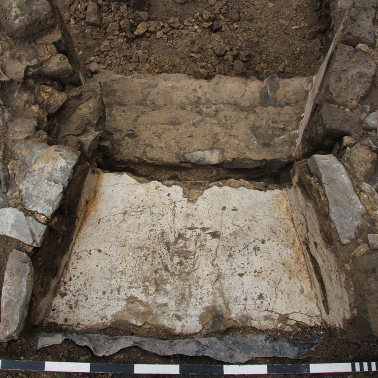 Fenstergewände des 12. Jahrhunderts der provisorischen Unterkunft