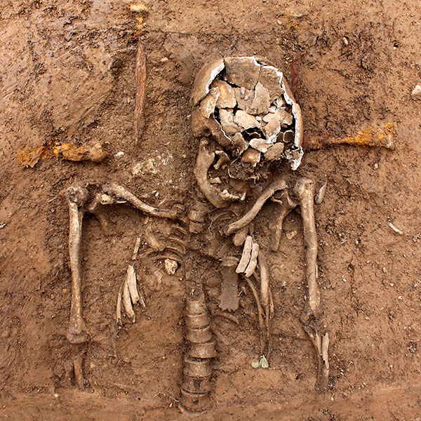 Körpergrab mit handgeschmiedeten Sargnägeln an den Sargecken