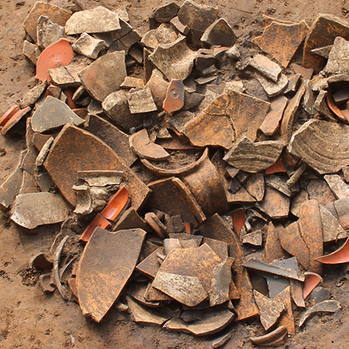 Grabgrube in Form eines Scherbennests. Die zerscherbte Keramik stammt vermutlich von einem Leichenschmaus