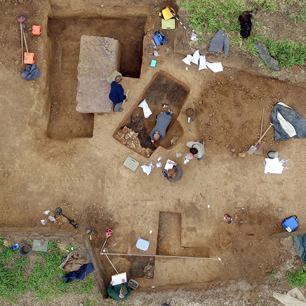 Luftbild von der Freilegung des Sarkophages und der benachbarten Gräber