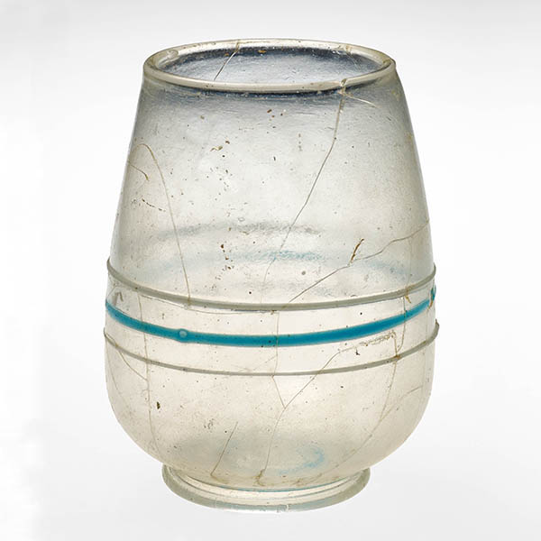 Glasbecher mit blauer Fadenauflage aus der Nische. © J.Vogel, LandesMuseum Bonn
