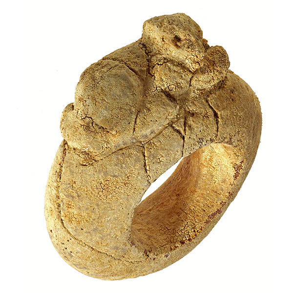 Bernsteinring mit plastisch geschnitztem Fuchs aus der Nische. © J.Vogel, LandesMuseum Bonn