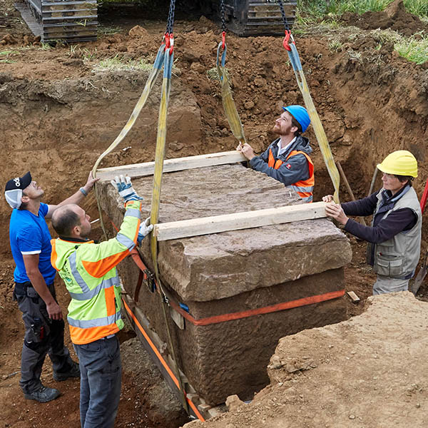 Vorbereitung für den Abtransport des Sarkophages ins LandesMuseum Bonn. © J.Vogel, LandesMuseum Bonn