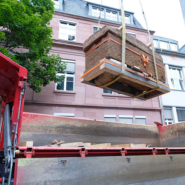 Ankunft des Sarkophages im LandesMuseum