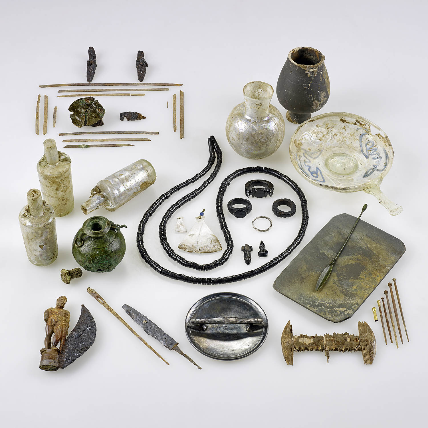 Beigaben des Sarkophages nach ihrer Restaurierung. © J.Vogel, LandesMuseum Bonn