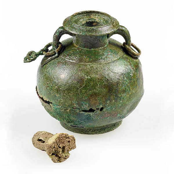 Bronzener Aryballos mit Originalstopfen für Körperöl. © J.Vogel, LandesMuseum Bonn