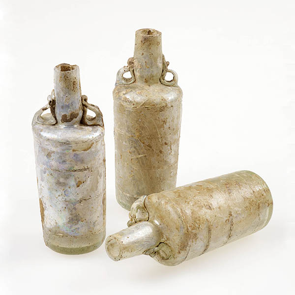 Glasfläschchen mit Henkeln in Form von Delphinen zur Aufbewahrung von Kosmetika und Duftstoffen. © J.Vogel, LandesMuseum Bonn